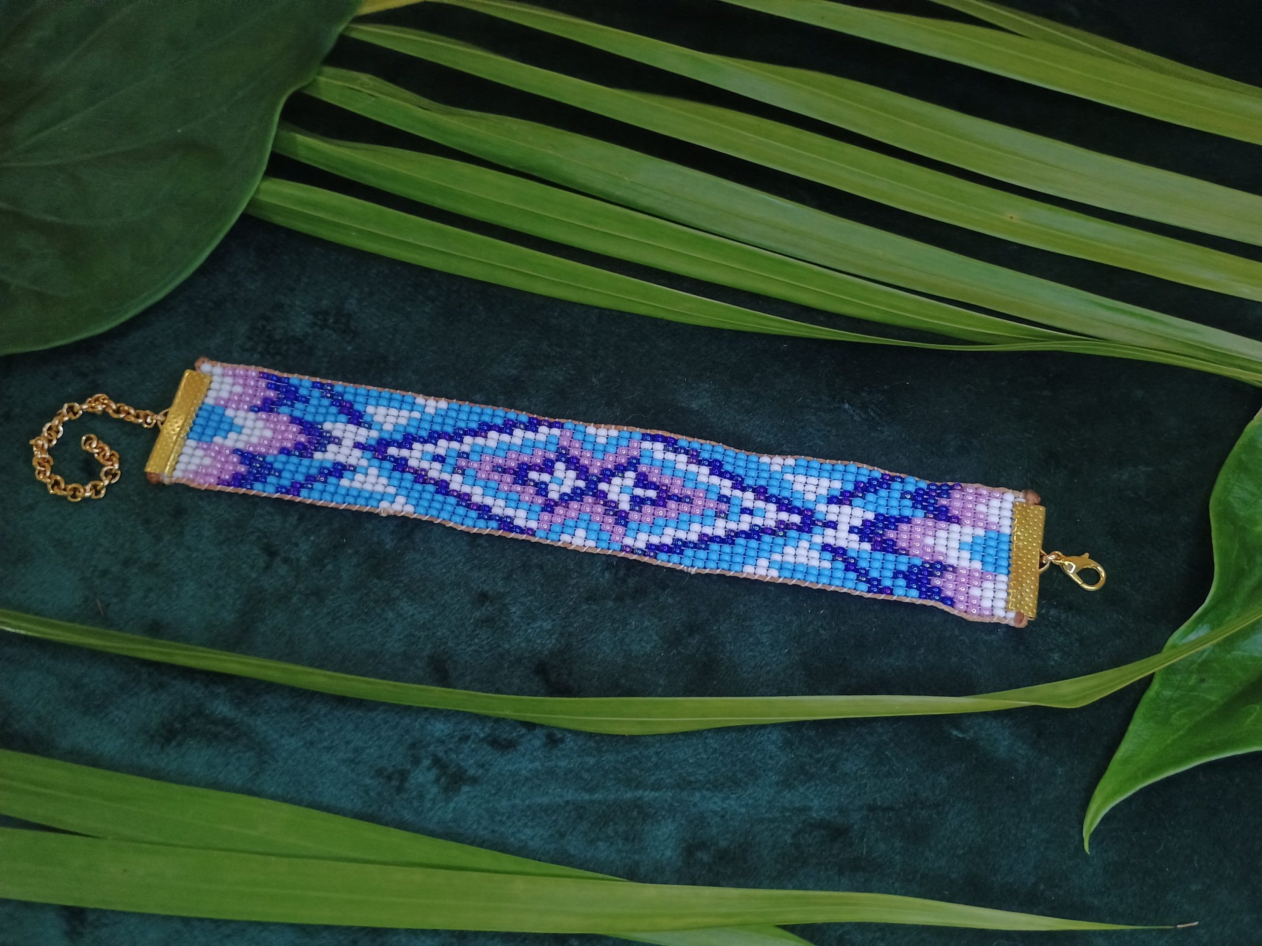 Pulseira de Miçangas de Vidro com Fecho Dourado